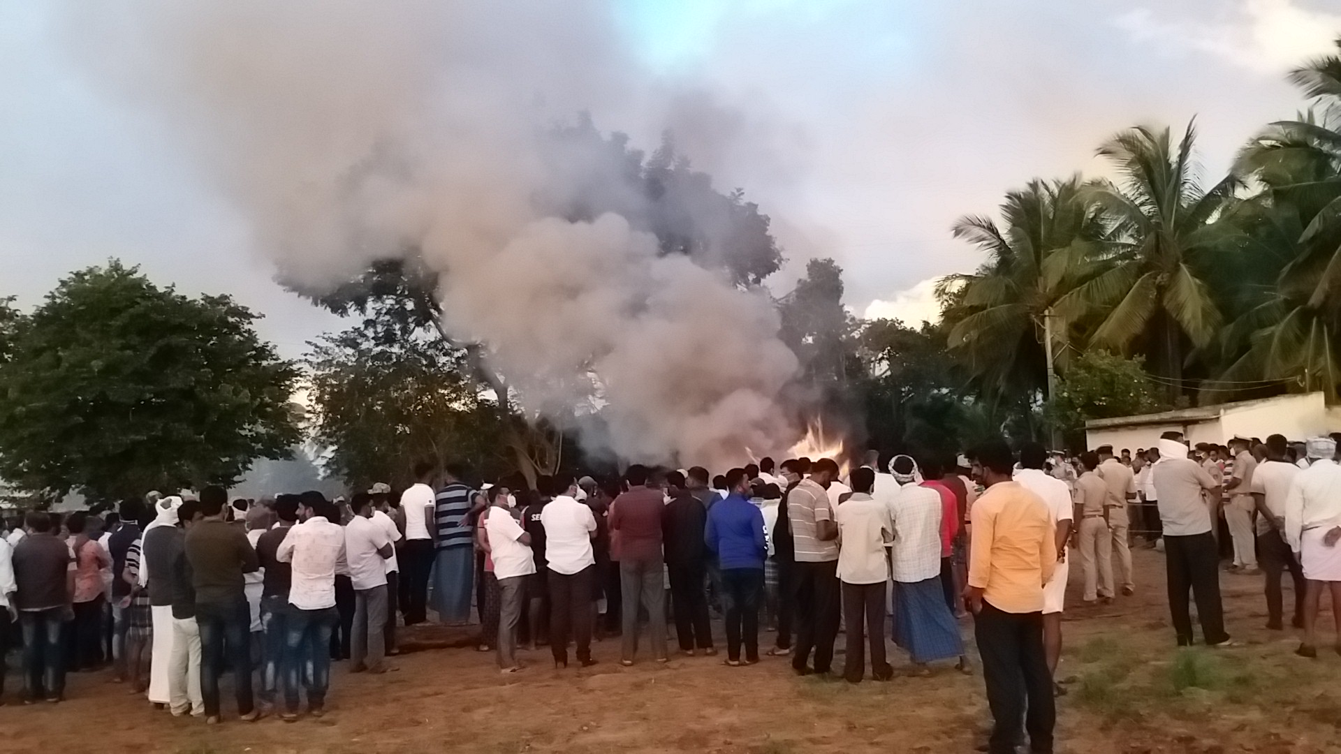 ಒಕ್ಕಲಿಗ ಸಂಪ್ರದಾಯದಂತೆ ಅಂತ್ಯಕ್ರಿಯೆ