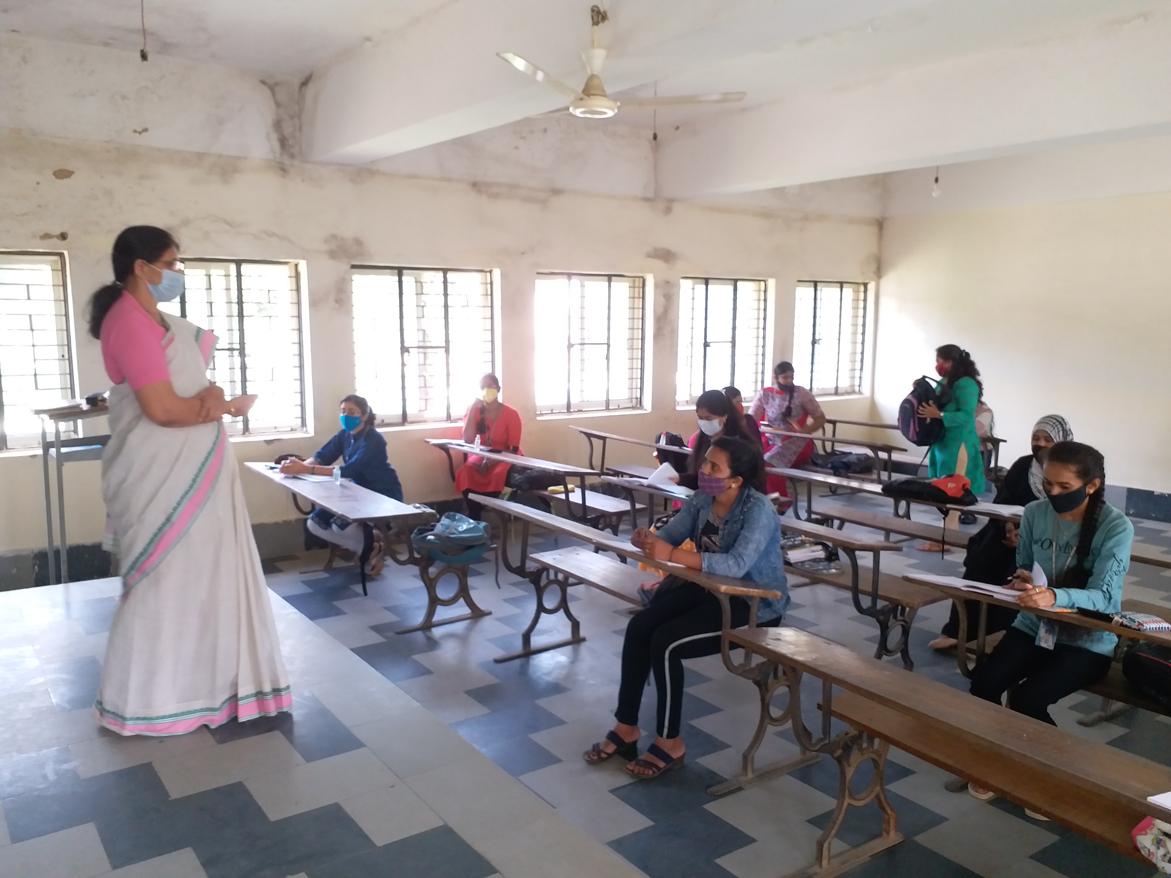 State wide colleges to resume, State wide colleges to resume partially today, Karnataka State wide colleges to resume partially today, Karnataka college resume, Karnataka college resume news, ರಾಜ್ಯಾದ್ಯಂತ ಕಾಲೇಜುಗಳು ಆರಂಭ, ಇಂದಿನಿಂದ ರಾಜ್ಯಾದ್ಯಂತ ಕಾಲೇಜುಗಳು ಆರಂಭ, ಇಂದಿನಿಂದ ಕರ್ನಾಟಕ ರಾಜ್ಯಾದ್ಯಂತ ಕಾಲೇಜುಗಳು ಆರಂಭ, ಕರ್ನಾಟಕ ಕಾಲೇಜುಗಳು ಆರಂಭ, ಕರ್ನಾಟಕ ಕಾಲೇಜುಗಳು ಆರಂಭ ಸುದ್ದಿ,