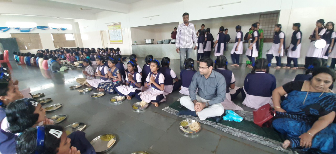 Haveri DC who had lunch with the students in Rani Chennamma Residential School