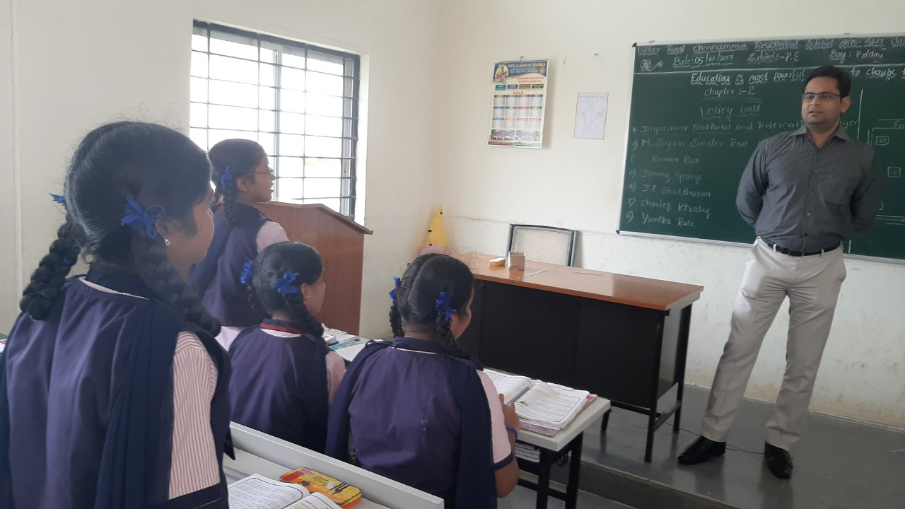 Haveri DC who had lunch with the students in Rani Chennamma Residential School