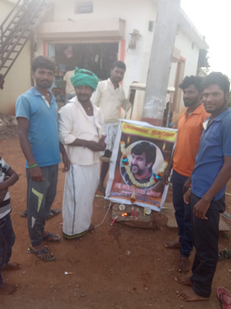 fans paid tribute to actor Chiranjeevi Sarja