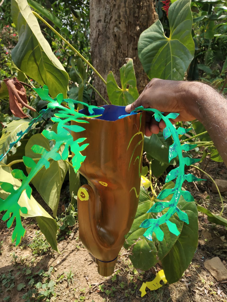 karnataka-teacher-creates-attractive-flower-pots-from-plastic-waste