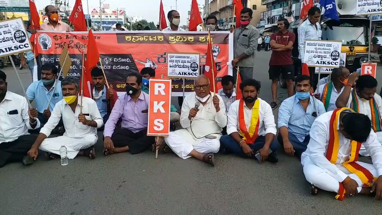 Karnataka bandh, Karnataka banda by famrers, Karnataka banda by famrers against farm bill, Karnataka bandh 2020, Karnataka bandh 2020 news, Karnataka bandh 2020 live update, ಕರ್ನಾಟಕ ಬಂದ್​, ರೈತರಿಂದ ಕರ್ನಾಟಕ ಬಂದ್​, ಕೃಷಿ ಮಸೂದೆ ವಿರುದ್ಧ ರೈತರಿಂದ ಕರ್ನಾಟಕ ಬಂದ್​, ಕರ್ನಾಟಕ ಬಂದ್​ ಸುದ್ದಿ, ಕರ್ನಾಟಕ ಬಂದ್​ 2020 ಸುದ್ದಿ, ಕರ್ನಾಟಕ ಬಂದ್​ 2020 ಲೈವ್​ ಅಪ್​ಡೇಟ್​,