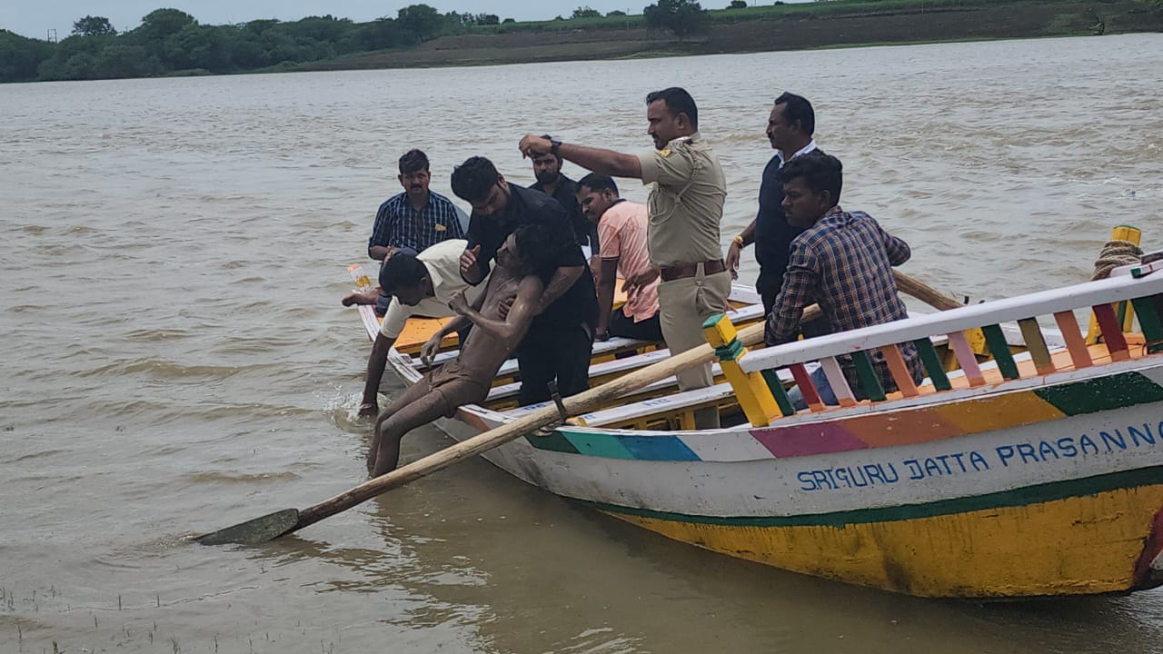 man drowned while taking a holy bath in Bhima rive  holy bath in Bhima river  Kalaburagi tragedy news  ಭೀಮಾನದಿಯಲ್ಲಿ ಪುಣ್ಯ ಸ್ನಾನ  ಭೀಮಾನದಿಯಲ್ಲಿ ಪುಣ್ಯ ಸ್ನಾನಕ್ಕಿಳಿದ ಯುವಕ ನೀರುಪಾಲು  ಕಲಬುರಗಿ ಅಪರಾಧ ಸುದ್ದಿ