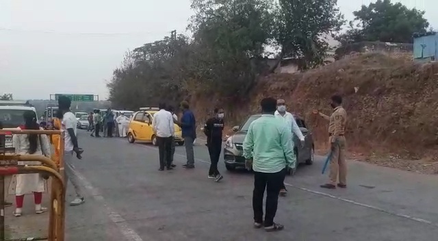 clash between Police and Travelers, clash between Police and Travelers in Maharashtra, Maharashtra and Karnataka  border issue, Maharashtra and Karnataka news, ಪ್ರಯಾಣಿಕರು ಮತ್ತು ಪೊಲೀಸರ ಮಧ್ಯೆ ವಾಗ್ವಾದ, ಮಹಾರಾಷ್ಟ್ರ ಗಡಿಯಲ್ಲಿ ಪ್ರಯಾಣಿಕರು ಮತ್ತು ಪೊಲೀಸರ ಮಧ್ಯೆ ವಾಗ್ವಾದ, ಮಹಾರಾಷ್ಟ್ರ ಮತ್ತು ಕರ್ನಾಟಕ ಗಡಿ ವಿವಾದ,