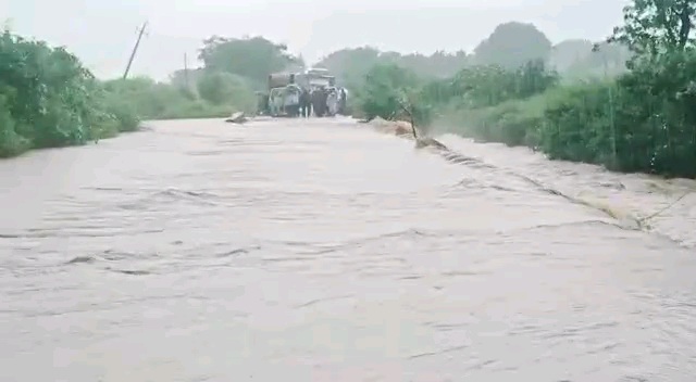 crop and houses damage over Heavy rain  damage over Heavy rain in Kalaburagi  heavy rain in Kalaburagi  ಕಲಬುರಗಿಯಲ್ಲಿ ವರುಣನ ಅಬ್ಬರ  ಕಲಬುರಗಿ ಜಿಲ್ಲೆಯಲ್ಲಿ ವರುಣನ ಆರ್ಭಟ  ಧಾರಾಕಾರ ಮಳೆಗೆ ಜನ‌ ತತ್ತರ  ಹಲವು ಗ್ರಾಮಗಳ ರಸ್ತೆ ಸಂಪರ್ಕ ಕಡಿತ  ಶಾಲಾ ಮಕ್ಕಳಿಗೆ ಎದುರಾದ ಸಂಕಷ್ಟ  ಮಳೆಯಿಂದಾಗಿ ರಸ್ತೆ ಸಂಚಾರ ಸಂಪೂರ್ಣ ಬಂದ್​ ಮಳೆಗೆ ನೂರಾರು ಎಕರೆ ಬೆಳೆ ಹಾನಿ