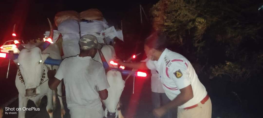 traffic-police-gave-radium-bullock-cart-in-kalaburagi