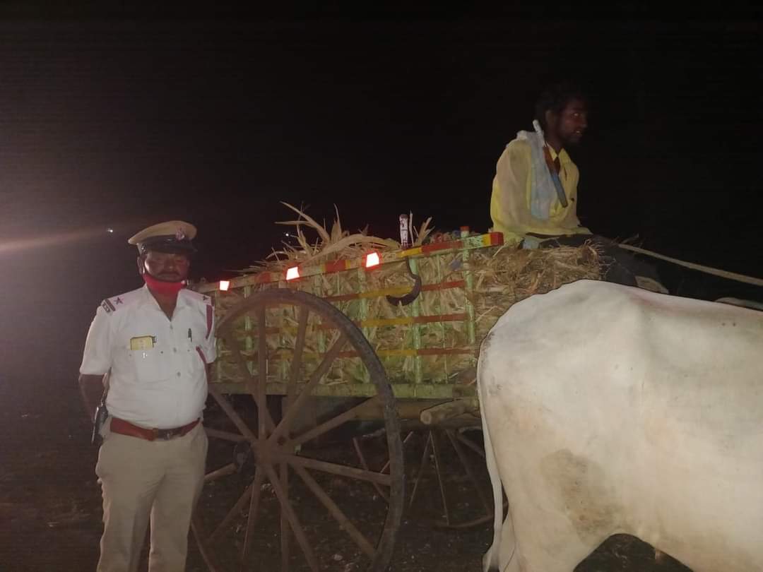 traffic-police-gave-radium-bullock-cart-in-kalaburagi