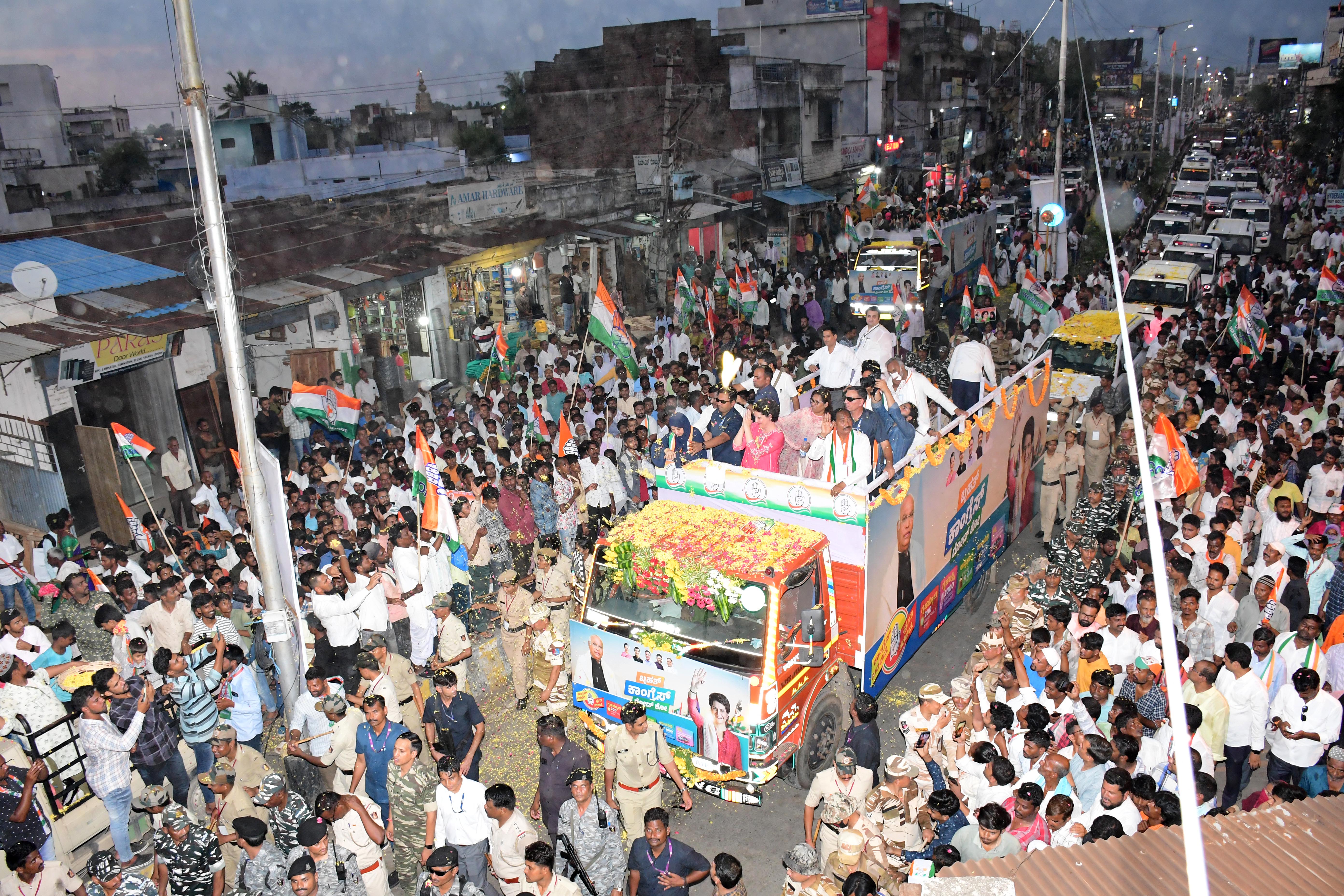 AICC General Secretary Priyanka Gandhi Vadra  Priyanka Gandhi Vadra conducted road show  road show in Kalaburagi  ರಾಜ್ಯದ 40 ಪರ್ಸೆಂಟ್​ ಭ್ರಷ್ಟ ಸರಕಾರ ಕಿತ್ತೋಗೆಯಿರಿ  ಕಾಂಗ್ರೆಸ್ ಅಧಿಕಾರ ತನ್ನಿ  ಕಾಂಗ್ರೆಸ್​ ನಾಯಕಿ ಪ್ರಿಯಾಂಕಾ ಗಾಂಧಿ  ಯಾಂಕಾ ಗಾಂಧಿ ಬಿಜೆಪಿ ವಿರುದ್ಧ ವಾಗ್ದಾಳಿ  ರಾಜ್ಯದಲ್ಲಿ ಆಡಳಿತ ನಡೆಸಿರುವ ಬಿಜೆಪಿ ಸರಕಾರ  ಕಾಂಗ್ರೆಸ್ ಪಕ್ಷವನ್ನು ಅಧಿಕಾರಕ್ಕೆ ತನ್ನಿ  ಎಐಸಿಸಿ ಪ್ರಧಾನ ಕಾರ್ಯದರ್ಶಿ ಪ್ರಿಯಾಂಕಾ ಗಾಂಧಿ  ಪ್ರೀಯಾಂಕಾ ವಾದ್ರಾ ರೋಡ್ ಶೋ‌  ರಸ್ತೆಯುದ್ದಕ್ಕೂ ಕಟೌಟ್‌ಗಳದೇ ದರ್ಬಾರ  ಇಂದು ಅಮಿತ್ ಶಾ ಆಗಮನ