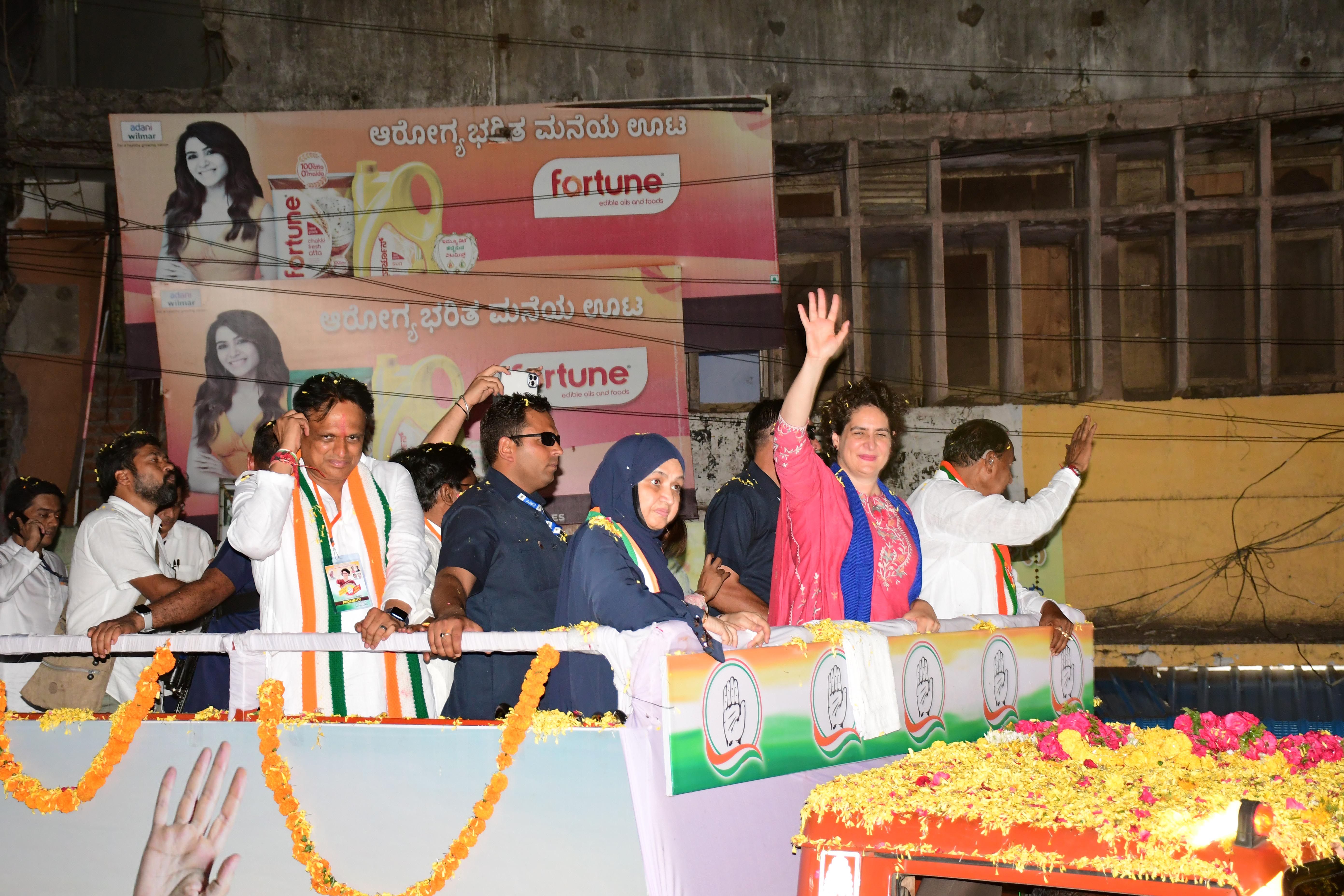 AICC General Secretary Priyanka Gandhi Vadra  Priyanka Gandhi Vadra conducted road show  road show in Kalaburagi  ರಾಜ್ಯದ 40 ಪರ್ಸೆಂಟ್​ ಭ್ರಷ್ಟ ಸರಕಾರ ಕಿತ್ತೋಗೆಯಿರಿ  ಕಾಂಗ್ರೆಸ್ ಅಧಿಕಾರ ತನ್ನಿ  ಕಾಂಗ್ರೆಸ್​ ನಾಯಕಿ ಪ್ರಿಯಾಂಕಾ ಗಾಂಧಿ  ಯಾಂಕಾ ಗಾಂಧಿ ಬಿಜೆಪಿ ವಿರುದ್ಧ ವಾಗ್ದಾಳಿ  ರಾಜ್ಯದಲ್ಲಿ ಆಡಳಿತ ನಡೆಸಿರುವ ಬಿಜೆಪಿ ಸರಕಾರ  ಕಾಂಗ್ರೆಸ್ ಪಕ್ಷವನ್ನು ಅಧಿಕಾರಕ್ಕೆ ತನ್ನಿ  ಎಐಸಿಸಿ ಪ್ರಧಾನ ಕಾರ್ಯದರ್ಶಿ ಪ್ರಿಯಾಂಕಾ ಗಾಂಧಿ  ಪ್ರೀಯಾಂಕಾ ವಾದ್ರಾ ರೋಡ್ ಶೋ‌  ರಸ್ತೆಯುದ್ದಕ್ಕೂ ಕಟೌಟ್‌ಗಳದೇ ದರ್ಬಾರ  ಇಂದು ಅಮಿತ್ ಶಾ ಆಗಮನ