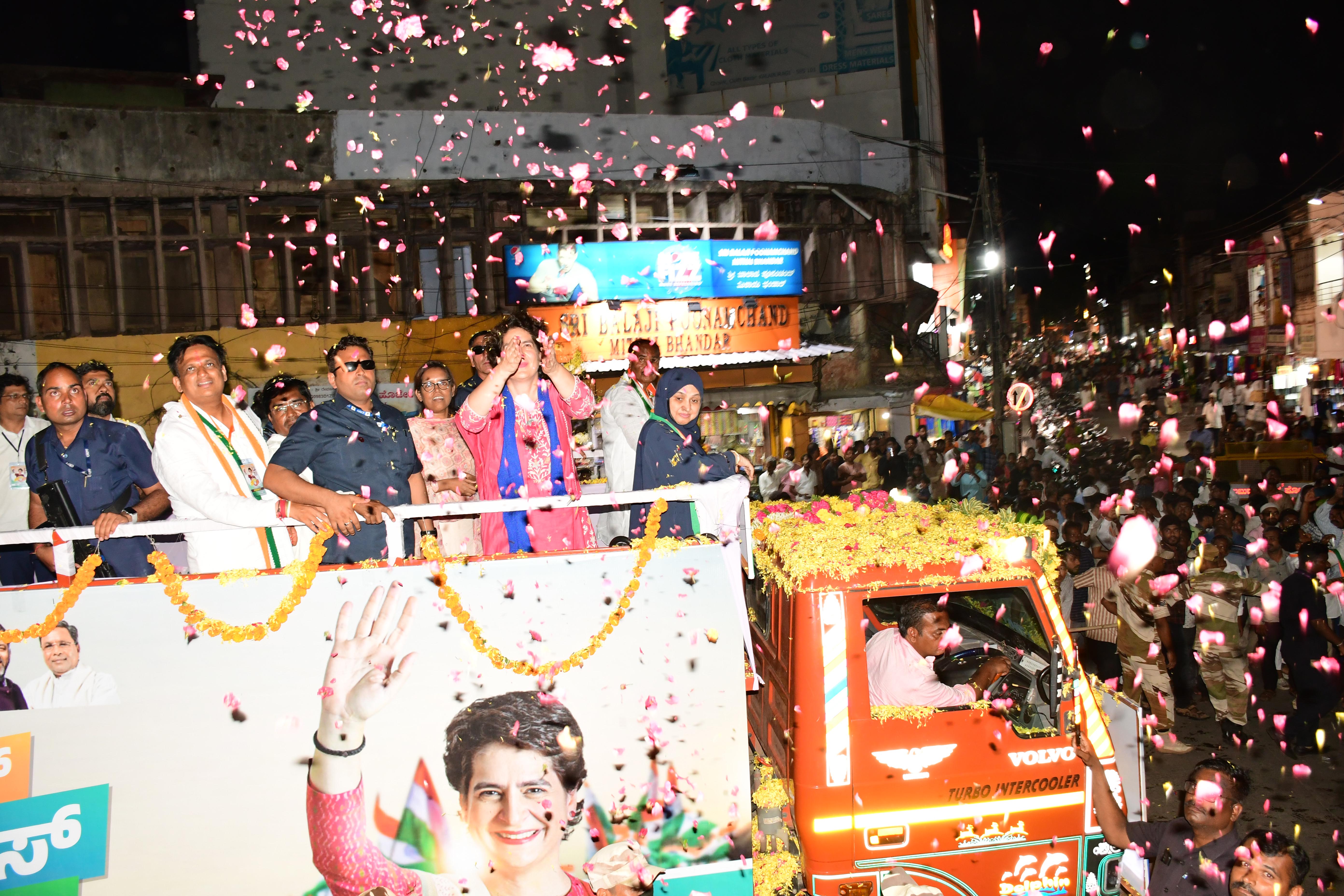 AICC General Secretary Priyanka Gandhi Vadra  Priyanka Gandhi Vadra conducted road show  road show in Kalaburagi  ರಾಜ್ಯದ 40 ಪರ್ಸೆಂಟ್​ ಭ್ರಷ್ಟ ಸರಕಾರ ಕಿತ್ತೋಗೆಯಿರಿ  ಕಾಂಗ್ರೆಸ್ ಅಧಿಕಾರ ತನ್ನಿ  ಕಾಂಗ್ರೆಸ್​ ನಾಯಕಿ ಪ್ರಿಯಾಂಕಾ ಗಾಂಧಿ  ಯಾಂಕಾ ಗಾಂಧಿ ಬಿಜೆಪಿ ವಿರುದ್ಧ ವಾಗ್ದಾಳಿ  ರಾಜ್ಯದಲ್ಲಿ ಆಡಳಿತ ನಡೆಸಿರುವ ಬಿಜೆಪಿ ಸರಕಾರ  ಕಾಂಗ್ರೆಸ್ ಪಕ್ಷವನ್ನು ಅಧಿಕಾರಕ್ಕೆ ತನ್ನಿ  ಎಐಸಿಸಿ ಪ್ರಧಾನ ಕಾರ್ಯದರ್ಶಿ ಪ್ರಿಯಾಂಕಾ ಗಾಂಧಿ  ಪ್ರೀಯಾಂಕಾ ವಾದ್ರಾ ರೋಡ್ ಶೋ‌  ರಸ್ತೆಯುದ್ದಕ್ಕೂ ಕಟೌಟ್‌ಗಳದೇ ದರ್ಬಾರ  ಇಂದು ಅಮಿತ್ ಶಾ ಆಗಮನ