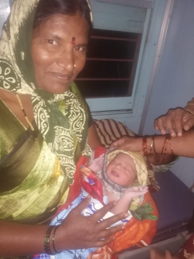 ರೈಲಿನಲ್ಲಿಮಗುವಿಗೆ ಜನ್ಮ ನೀಡಿದ ಮಹಿಳೆ, women gave birth to baby boy in train news