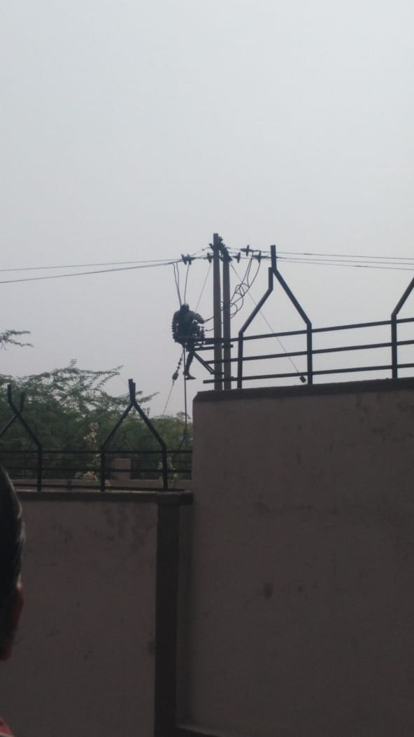 Lineman death due to electric shock in Gulbarga University