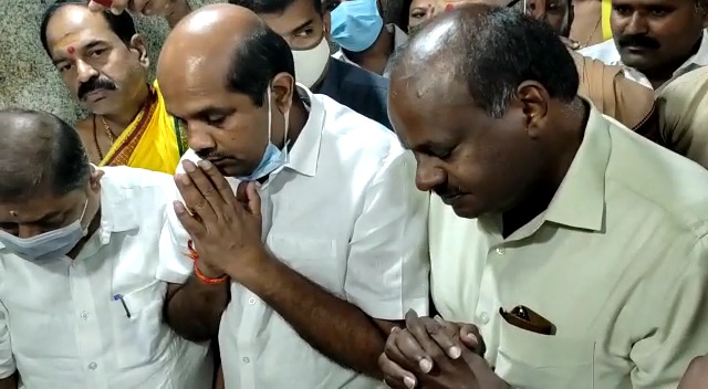 HD Devegowda and Kumaraswamy visits Dattatreya temple