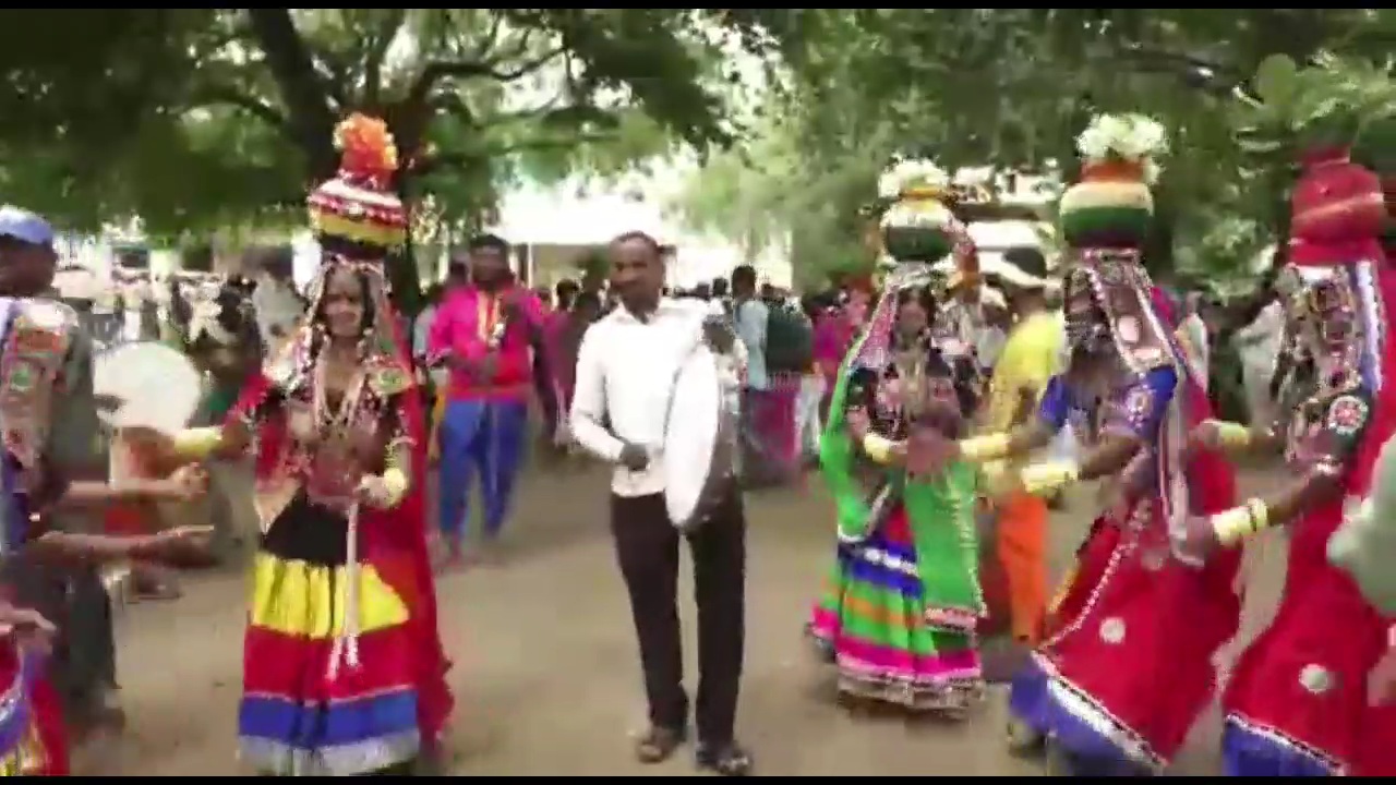 ಡೊಳ್ಳು ಬಾರಿಸುತ್ತಿರುವುದು