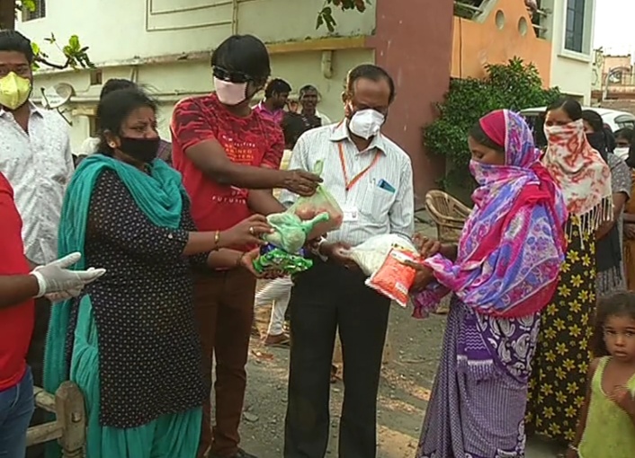 food kit distribute by police officer