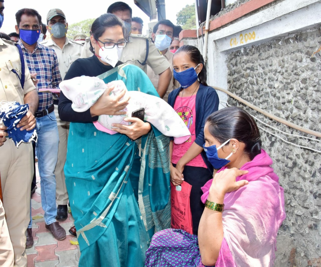 Kalaburagi DC raised corona awareness, Kalaburagi DC raised corona awareness among people, Kalaburagi dc VV Jyothsna, Kalaburagi dc VV Jyothsna news, ಕೊರೊನಾ ಬಗ್ಗೆ ಜನರಲ್ಲಿ ಜಾಗೃತಿ ಮೂಡಿಸಿದ ಡಿಸಿ, ಕೊರೊನಾ ಬಗ್ಗೆ ಜನರಲ್ಲಿ ಜಾಗೃತಿ ಮೂಡಿಸಿದ ಕಲಬುರಗಿ ಡಿಸಿ, ಕಲಬುರಗಿ  ಜಿಲ್ಲಾಧಿಕಾರಿ ವಿವಿ ಜ್ಯೋತ್ಸ್ನಾ, ಕಲಬುರಗಿ ಜಿಲ್ಲಾಧಿಕಾರಿ ವಿವಿ ಜ್ಯೋತ್ಸ್ನಾ ಸುದ್ದಿ,