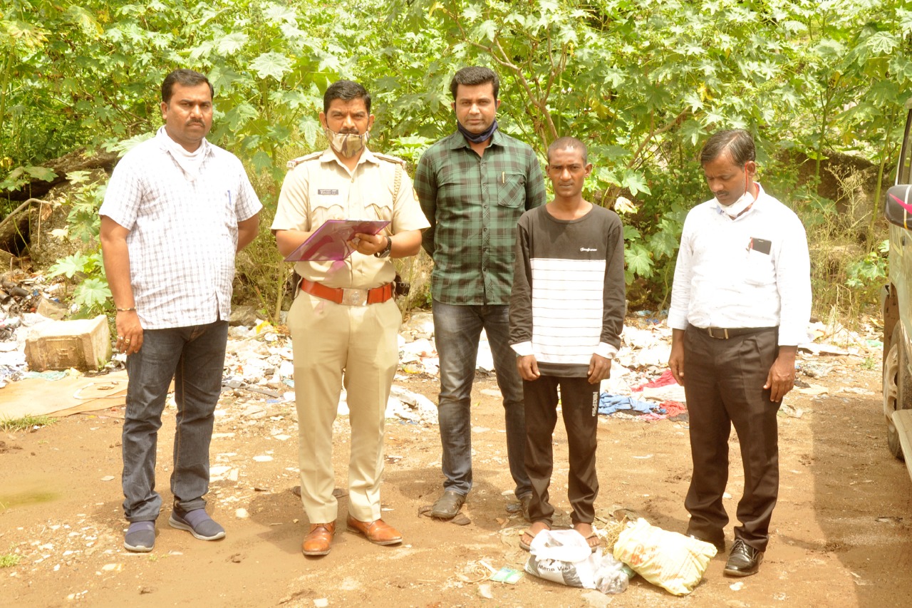 ಗಾಂಜಾ ಸೇದುತ್ತಿದ್ದ ಇಬ್ಬರು ವ್ಯಸನಿಗಳ ಬಂಧನ