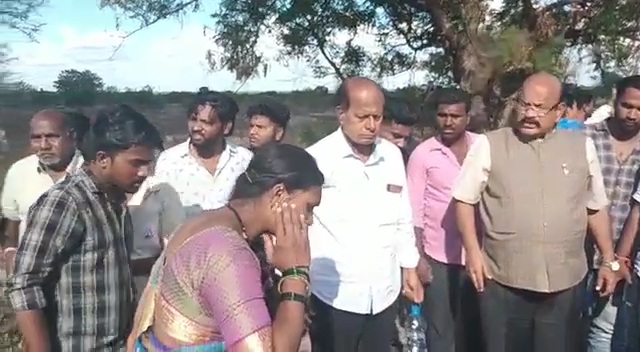 MP Umesh jadhav helped a woman who injured in accident