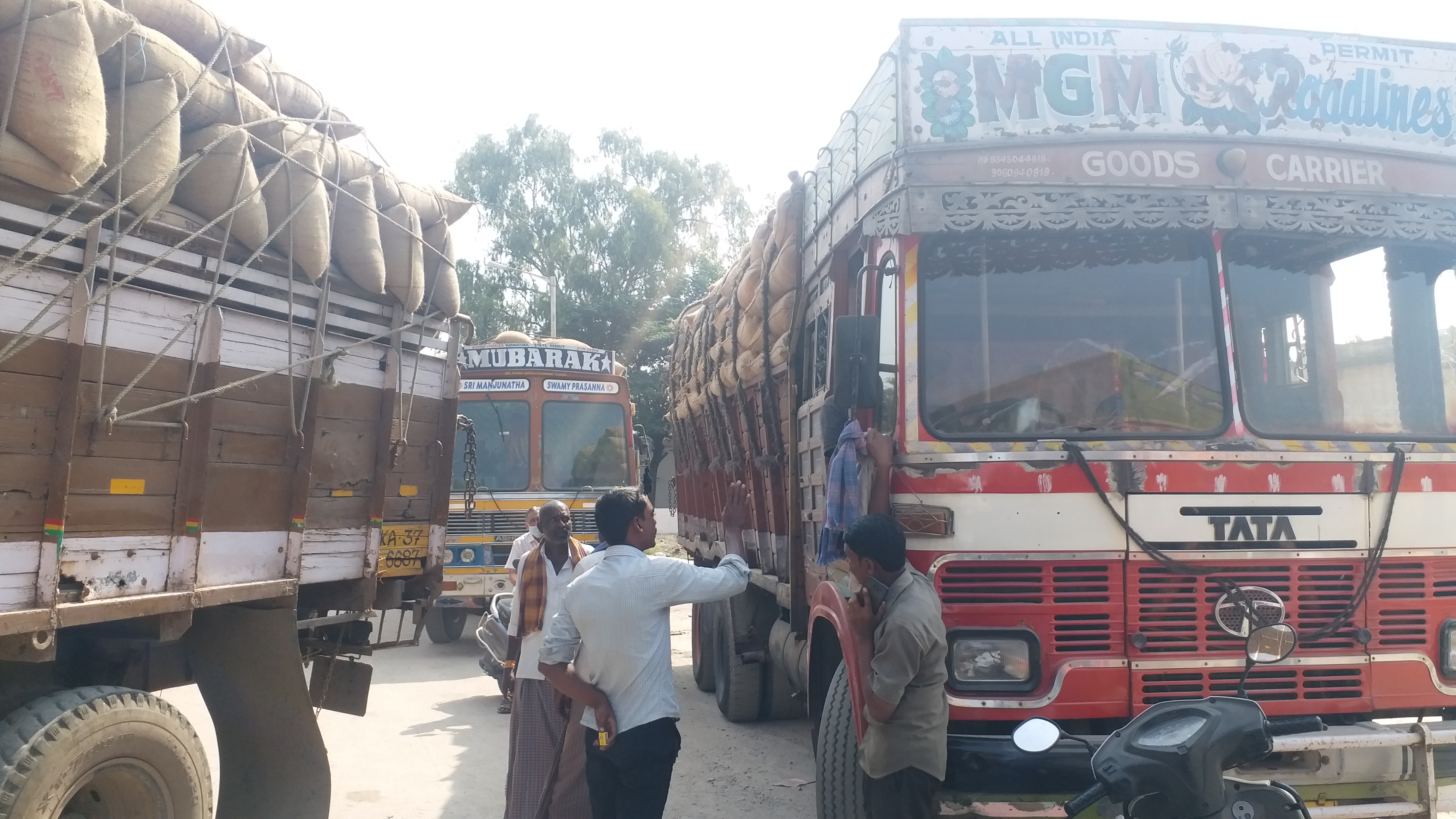 lorries create problem in apmc market