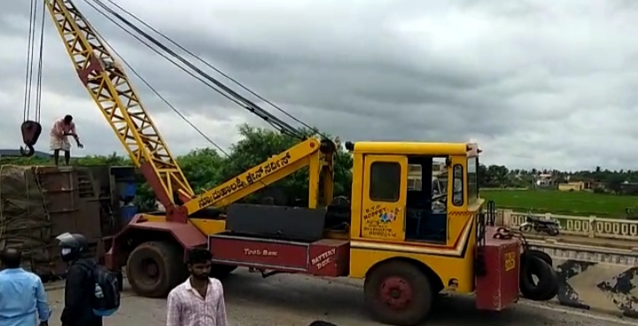 truck overturns on bike, truck overturns on bike rider, truck overturns on bike rider in Koppal, Koppal truck accident, Koppal truck accident news, ಬೈಕ್​ ಮೇಲೆ ಟ್ರಕ್​ ಪಲ್ಟಿ, ಬೈಕ್​ ಸವಾರನ ಮೇಲೆ ಟ್ರಕ್​ ಪಲ್ಟಿ, ಕೊಪ್ಪಳದಲ್ಲಿ ಬೈಕ್​ ಸವಾರನ ಮೇಲೆ ಟ್ರಕ್​ ಪಲ್ಟಿ, ಕೊಪ್ಪಳ ಟ್ರಕ್​ ಅಪಘಾತ, ಕೊಪ್ಪಳ ಟ್ರಕ್​ ಅಪಘಾತ ಸುದ್ದಿ,