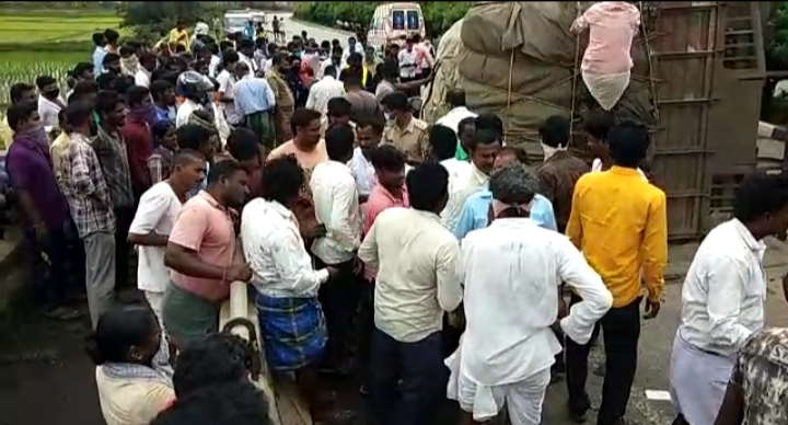 truck overturns on bike, truck overturns on bike rider, truck overturns on bike rider in Koppal, Koppal truck accident, Koppal truck accident news, ಬೈಕ್​ ಮೇಲೆ ಟ್ರಕ್​ ಪಲ್ಟಿ, ಬೈಕ್​ ಸವಾರನ ಮೇಲೆ ಟ್ರಕ್​ ಪಲ್ಟಿ, ಕೊಪ್ಪಳದಲ್ಲಿ ಬೈಕ್​ ಸವಾರನ ಮೇಲೆ ಟ್ರಕ್​ ಪಲ್ಟಿ, ಕೊಪ್ಪಳ ಟ್ರಕ್​ ಅಪಘಾತ, ಕೊಪ್ಪಳ ಟ್ರಕ್​ ಅಪಘಾತ ಸುದ್ದಿ,