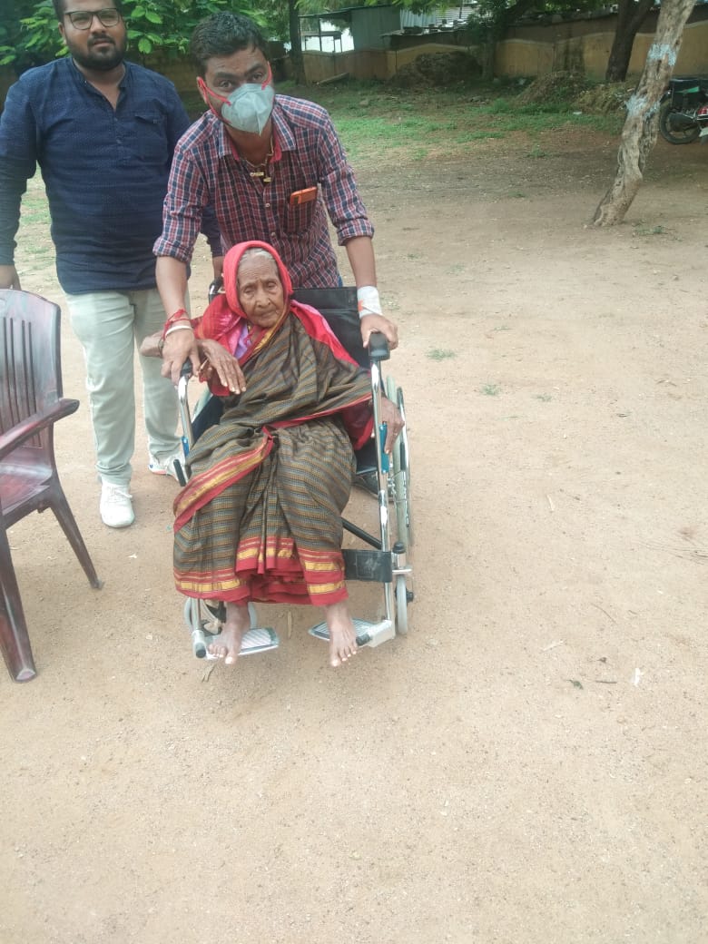 old-woman-voted-in-kushtagi-municipal-by-election