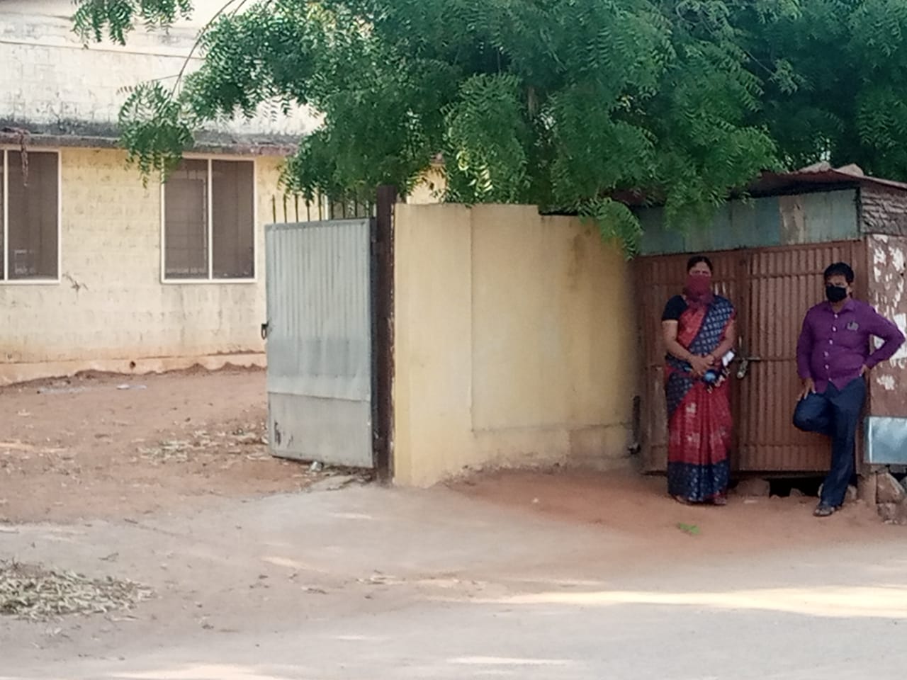 Patients come out side, Patients come out side from covid care, Patients come out side from covid care in Kustagi, Kustagi corona news, ಕೋವಿಡ್​ ಸೆಂಟರ್​ನಿಂದ ಹೊರಗೆ, ಕೋವಿಡ್​ ಸೆಂಟರ್​ನಿಂದ ಹೊರಗೆ ಬರುತ್ತಿರುವ ಸೋಂಕಿತರು, ಕುಷ್ಟಗಿಯಲ್ಲಿ ಕೋವಿಡ್​ ಸೆಂಟರ್​ನಿಂದ ಹೊರಗೆ ಬರುತ್ತಿರುವ ಸೋಂಕಿತರು, ಕುಷ್ಟಗಿ ಕೊರೊನಾ ಸುದ್ದಿ,