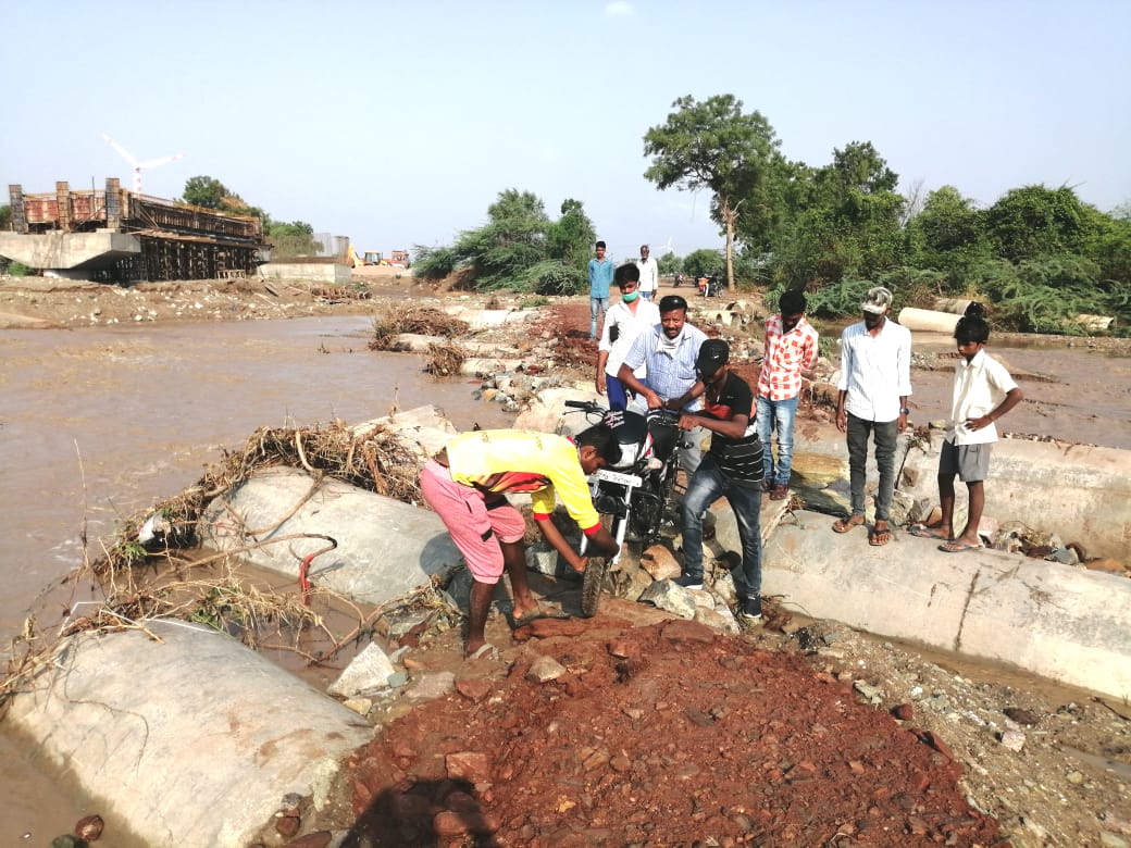 bridge collapsed by heavy rain, ಹಳ್ಳಕ್ಕೆ ಕೊಚ್ಚಿ ಹೋದ ಸೇತುವೆ