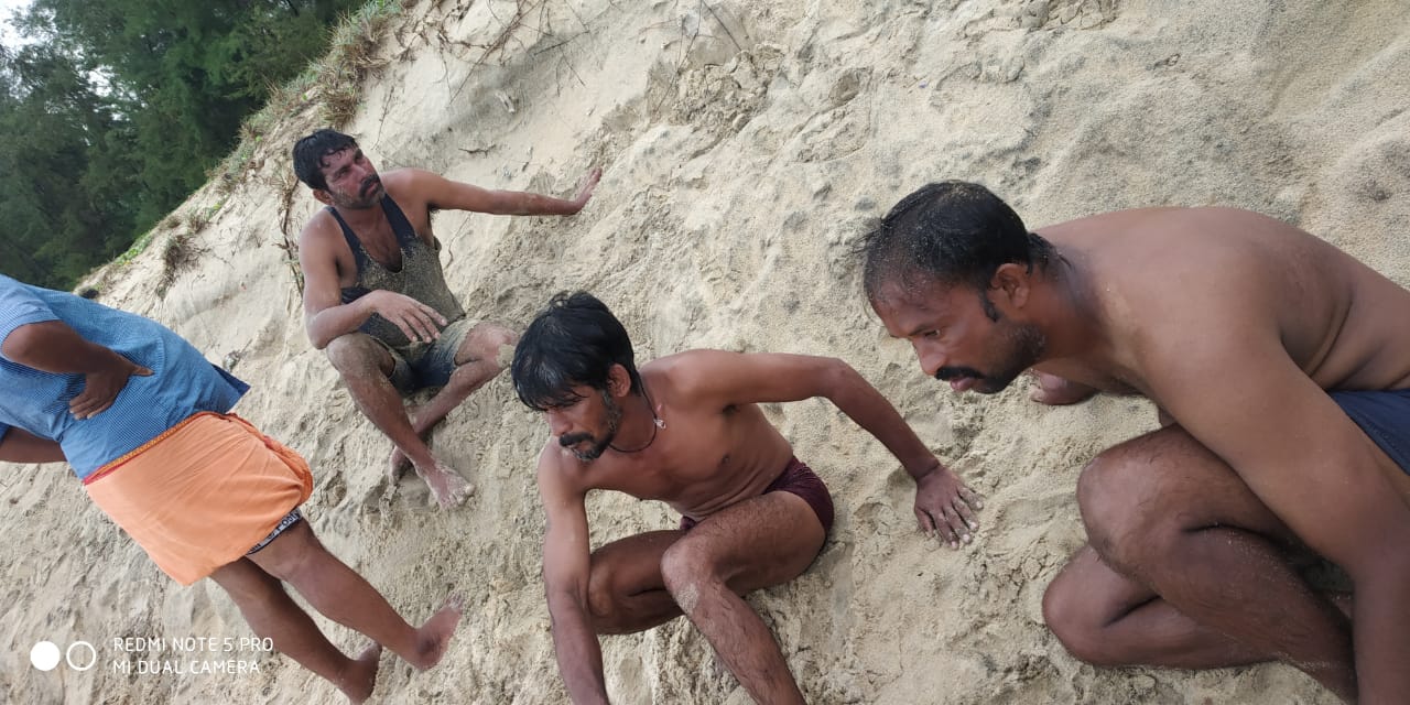 Fishing boat  capsized near Honnavar  Uttara Kannada