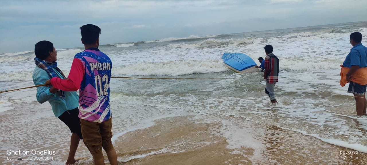 Fishing boat  capsized near Honnavar  Uttara Kannada