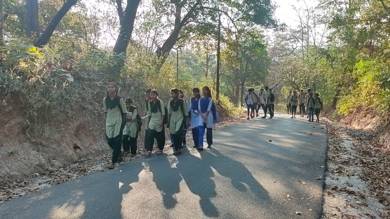 students-go-to-school-by-walking-in-karawara