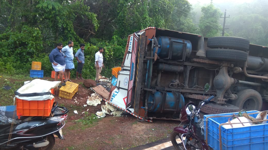 fish loaded lorry accident in karwar