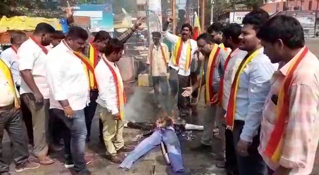 protest by burning uddhav tackreys statue