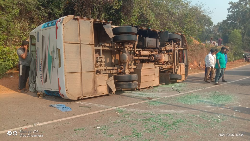 10 members injured, 10 members injured by Mini bus overturns, 10 members injured by Mini bus overturns in Karwar, Karwar accident, karwar accident news, 10 ಜನರಿಗೆ ಗಾಯ, ಬಸ್​ ಪಲ್ಟಿಯಾಗಿ 10 ಜನರಿಗೆ ಗಾಯ, ಕಾರವಾರದಲ್ಲಿ ಬಸ್​ ಪಲ್ಟಿಯಾಗಿ 10 ಜನರಿಗೆ ಗಾಯ, ಕಾರವಾರ ಅಪಘಾತ, ಕಾರವಾರ ಅಪಘಾತ ಸುದ್ದಿ,