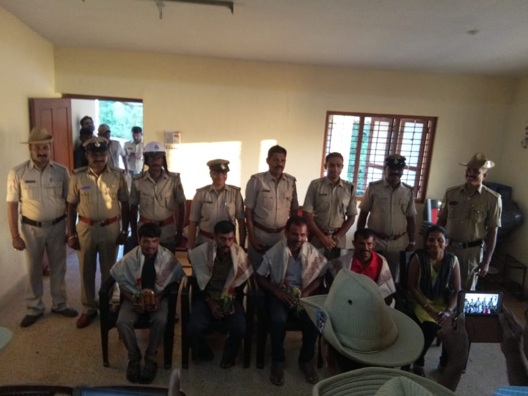 Youths returns bag having gold ornaments to the bag owner