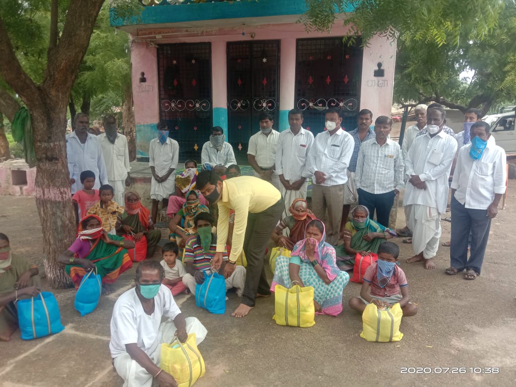 KAS officer distribute food