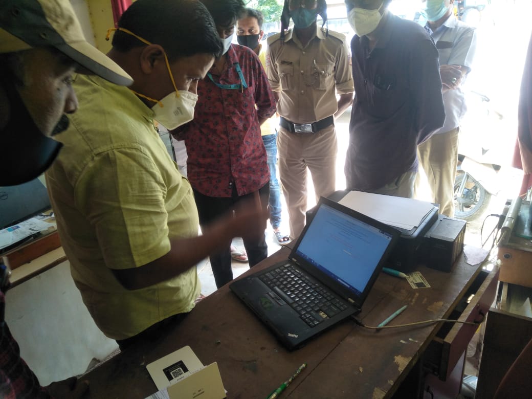 fake voter ID creating couple arrested in mandya