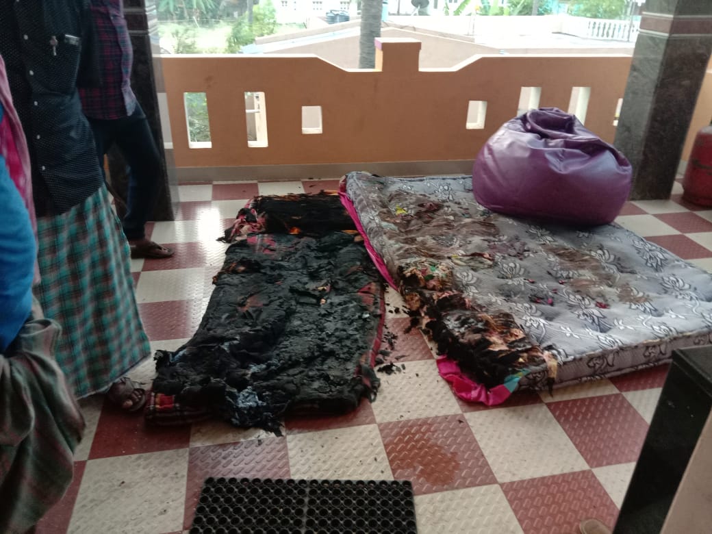 Father and son burnt alive, Father and son burnt alive in Mandya, Mandya crime news, Mandya crime latest news, Mandya fire news, ತಂದೆ ಮತ್ತು ಮಗ ಸಜೀವ ದಹನ, ಮಂಡ್ಯದಲ್ಲಿ ತಂದೆ ಮತ್ತು ಮಗ ಸಜೀವ ದಹನ, ಮಂಡ್ಯ ಅಪರಾಧ ಸುದ್ದಿ, ಮಂಡ್ಯ ಬೆಂಕಿ ಸುದ್ದಿ,