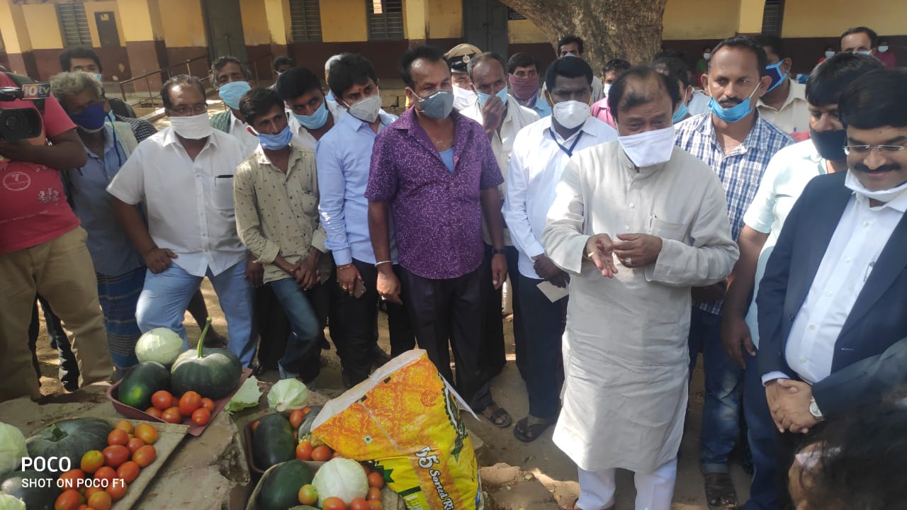 Misbehaviour in front of the Minister in Mandya