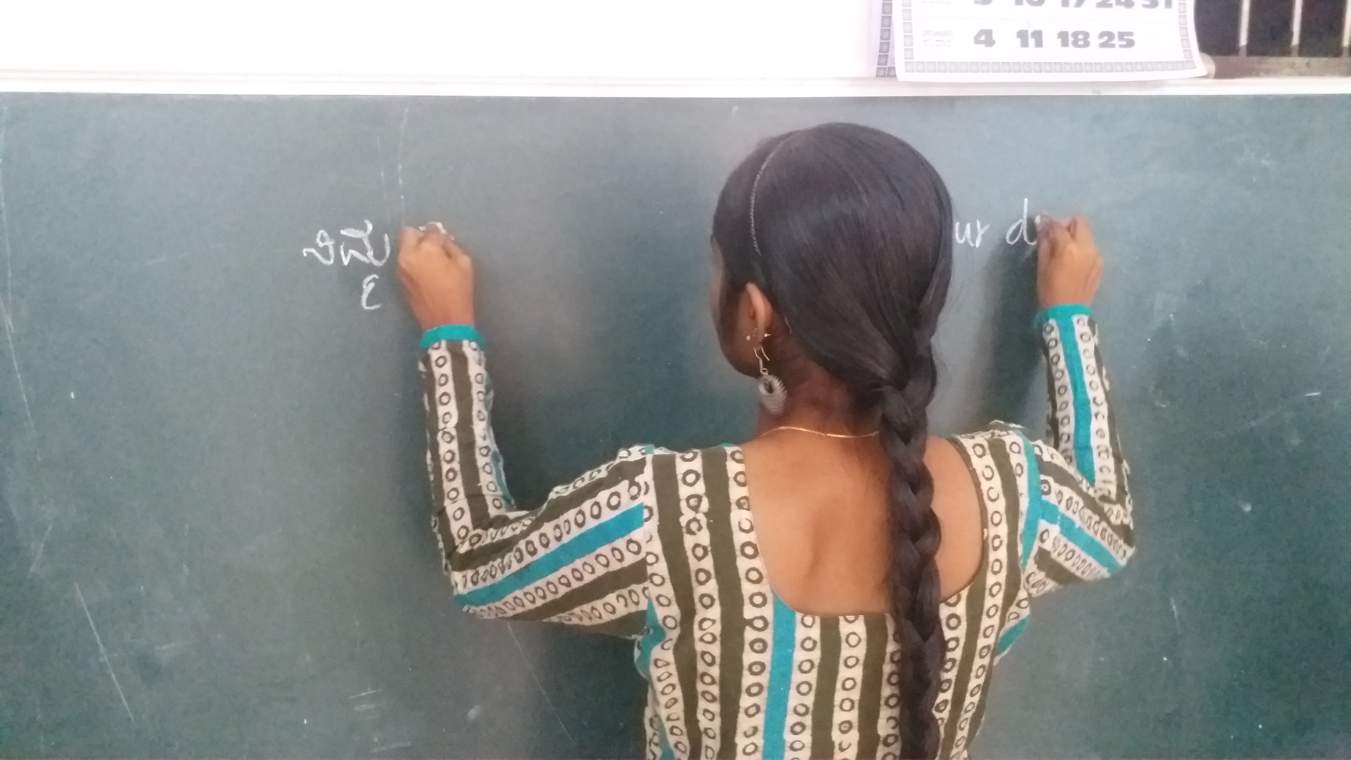 karnataka girl adi swaroopa won world record of writing two languages simultaneously with two hands