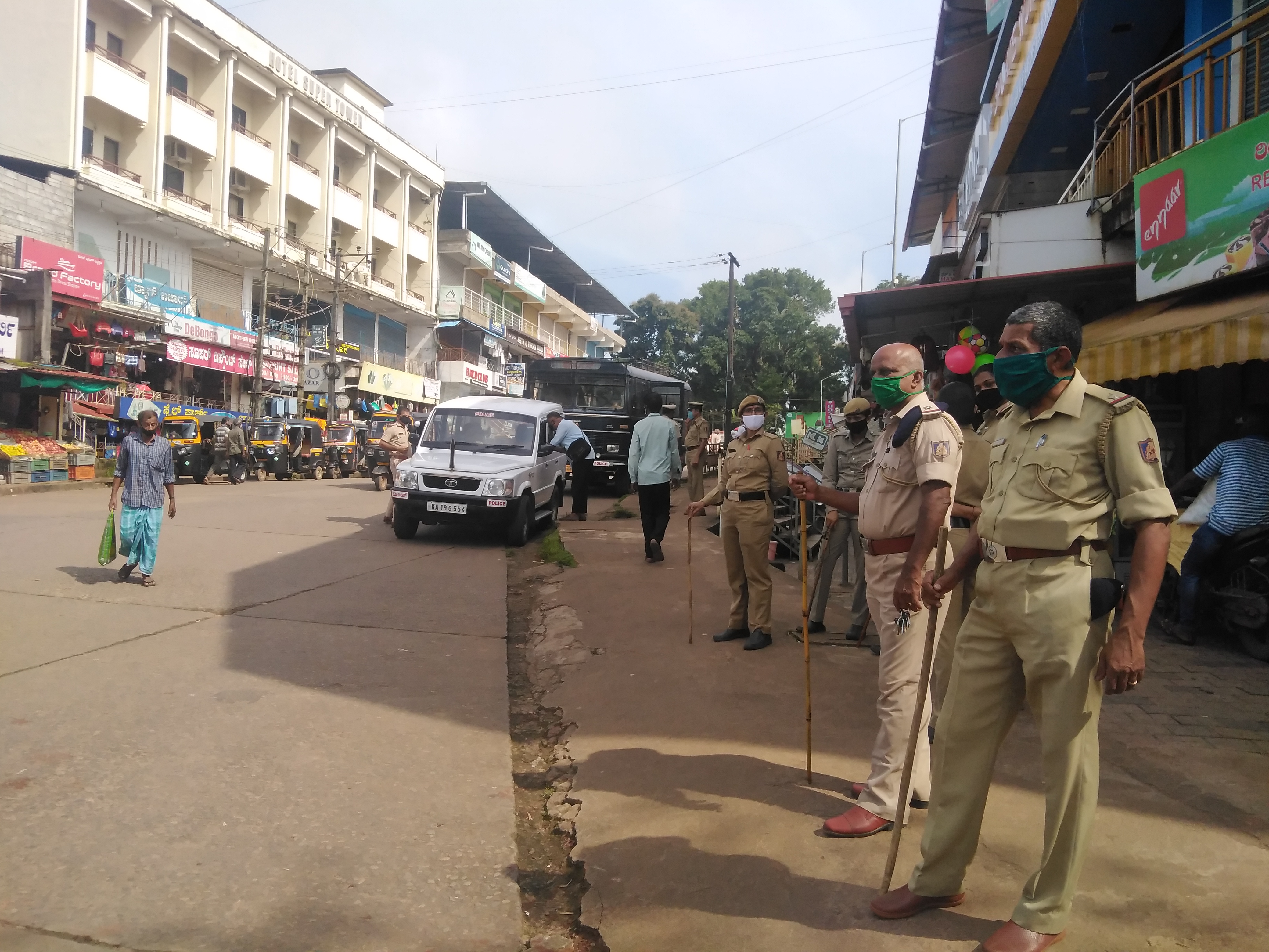 Karnataka bandh, Karnataka banda by famrers, Karnataka banda by famrers against farm bill, Karnataka bandh 2020, Karnataka bandh 2020 news, Karnataka bandh 2020 live update, ಕರ್ನಾಟಕ ಬಂದ್​, ರೈತರಿಂದ ಕರ್ನಾಟಕ ಬಂದ್​, ಕೃಷಿ ಮಸೂದೆ ವಿರುದ್ಧ ರೈತರಿಂದ ಕರ್ನಾಟಕ ಬಂದ್​, ಕರ್ನಾಟಕ ಬಂದ್​ ಸುದ್ದಿ, ಕರ್ನಾಟಕ ಬಂದ್​ 2020 ಸುದ್ದಿ, ಕರ್ನಾಟಕ ಬಂದ್​ 2020 ಲೈವ್​ ಅಪ್​ಡೇಟ್​,