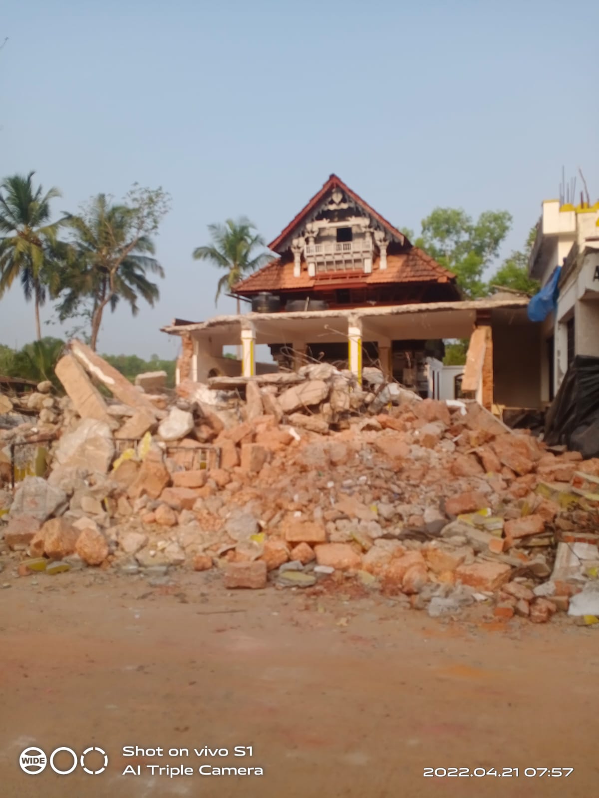 Temple like structure found during renovation of a dargah in Mangaluru  Asayyid Abdullahil Madani Dargah Mangaluru  അസ്സയ്യിദ് അബ്‌ദുല്ലാഹിൽ മദനി ദർഗ മംഗലാപുരം  ദർഗയുടെ നവീകരണത്തിനിടെ ക്ഷേത്രസമാന നിർമിതി