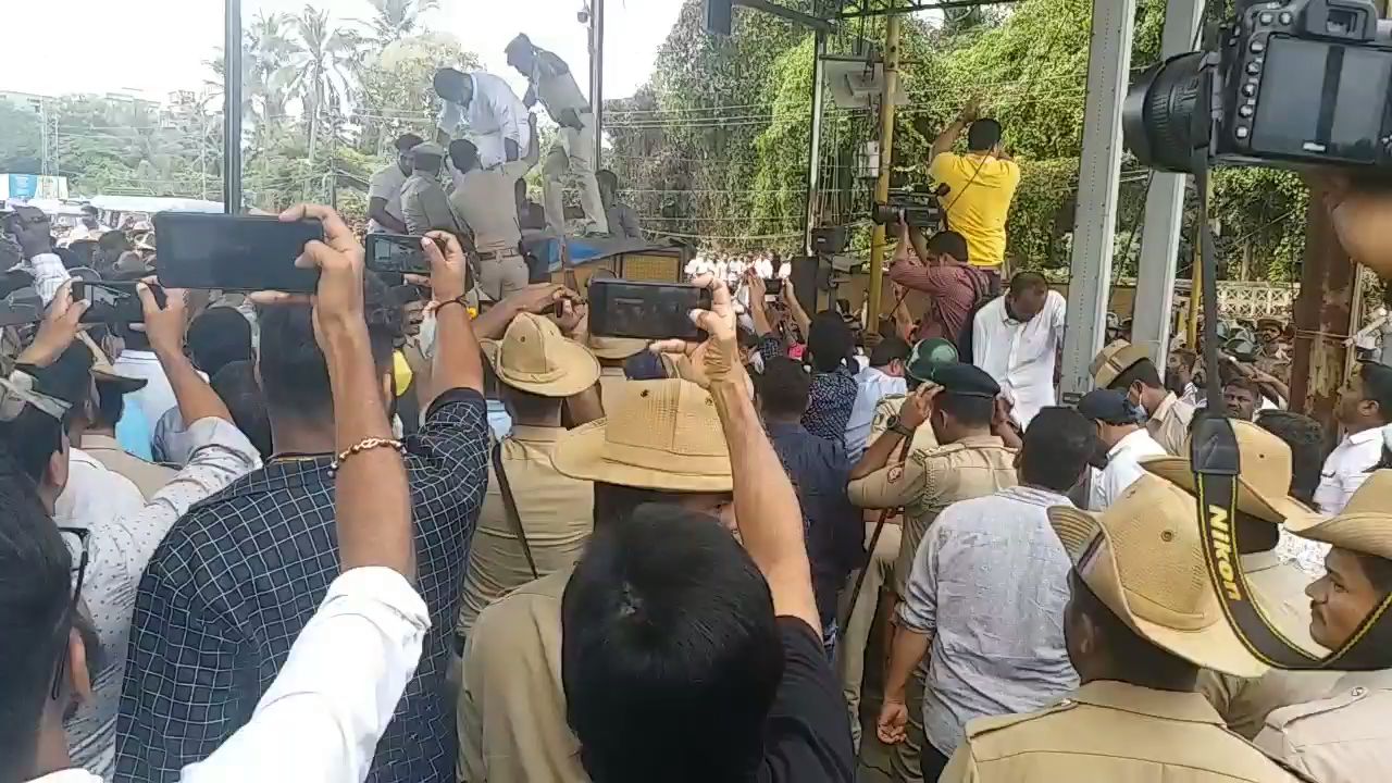 Protesters laid siege to the surathkal toll gate