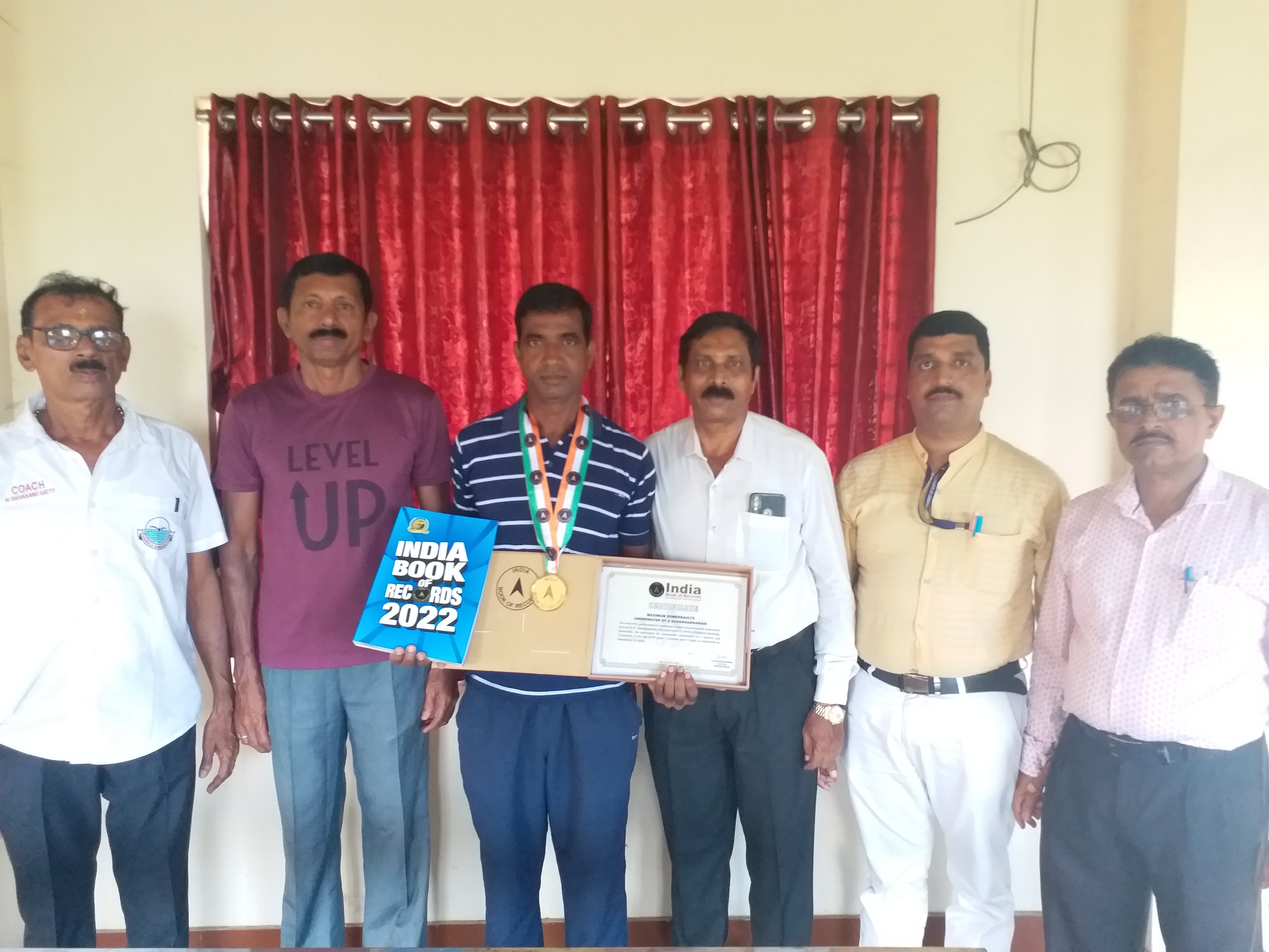 India Book of Records  oung man achieved in India Book of Records  Mangalore young man achieved  India Book of Records news  Mangalore young man Chandra Shekar Rai  ಉಸಿರು ಕಟ್ಟಿಕೊಂಡು ಈಜುಕೊಳದಲ್ಲಿ ಮುಂಭಾಗದಿಂದ 29 ತಿರುವು  ಇಂಡಿಯಾ ಬುಕ್ ಆಫ್ ರೆಕಾರ್ಡ್  ದಾಖಲೆ ಬರೆದ ಮಂಗಳೂರಿನ ಯುವಕ  ಇಂಡಿಯಾ ಬುಕ್ ಅಪ್ ರೆಕಾರ್ಡ್​ನ ಪ್ರಮಾಣಪತ್ರ ಮತ್ತು ಪದಕ  ಮುಂಭಾಗದಿಂದ ತಿರುವು ಹೊಡೆಯುವ ವಿಶೇಷ ಪ್ರತಿಭೆ