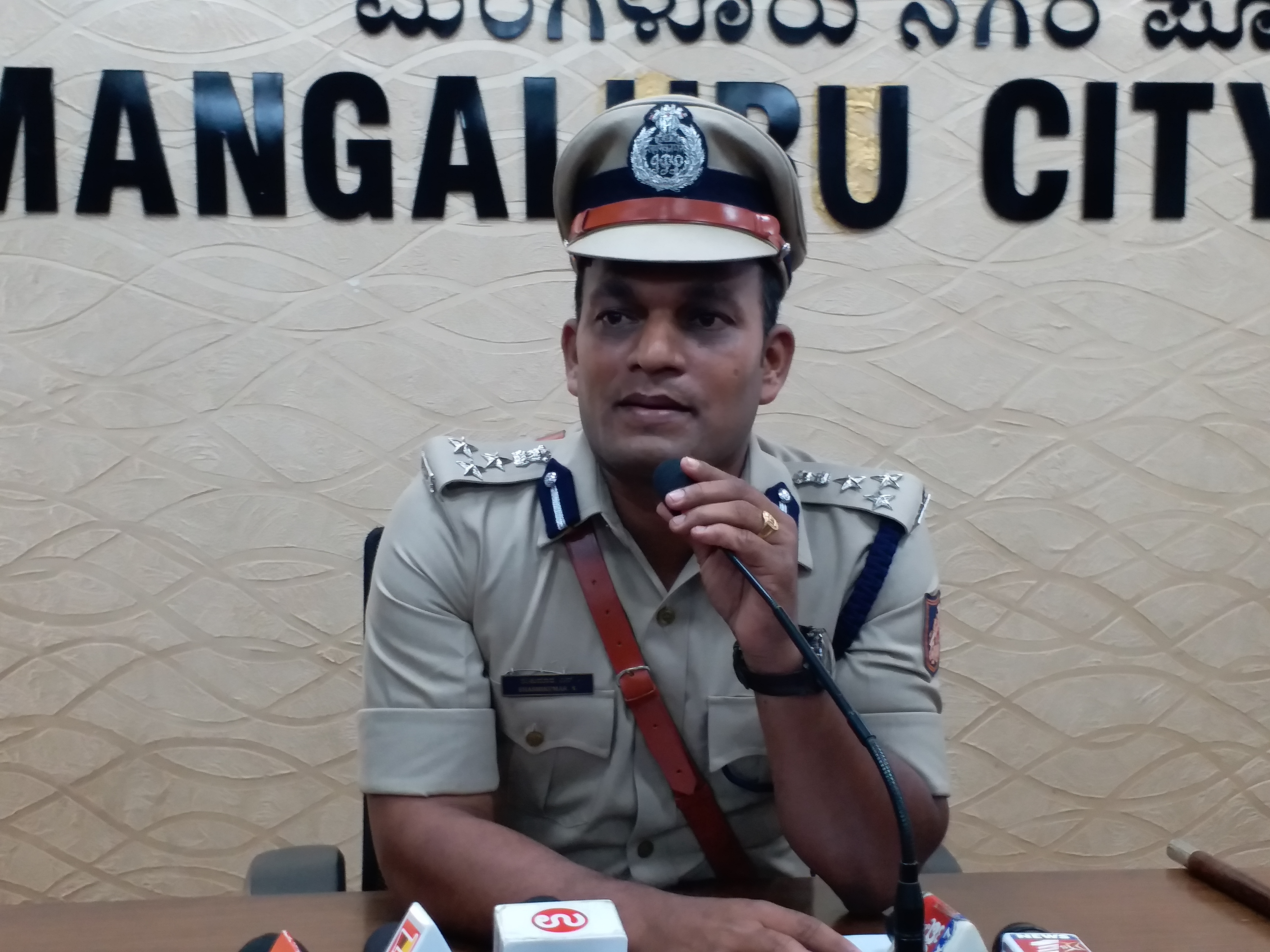 Police raid, Police raid on Mangalore beach, Mangalore beach, Mangalore beach news,  ಬೀಚಿನಲ್ಲಿ ಪೊಲೀಸ್ ದಾಳಿ, ಮಂಗಳೂರು ಬೀಚಿನಲ್ಲಿ ಪೊಲೀಸ್ ದಾಳಿ, ಮಂಗಳೂರು ಬೀಚ್​, ಮಂಗಳೂರು ಬೀಚ್​ ಸುದ್ದಿ,