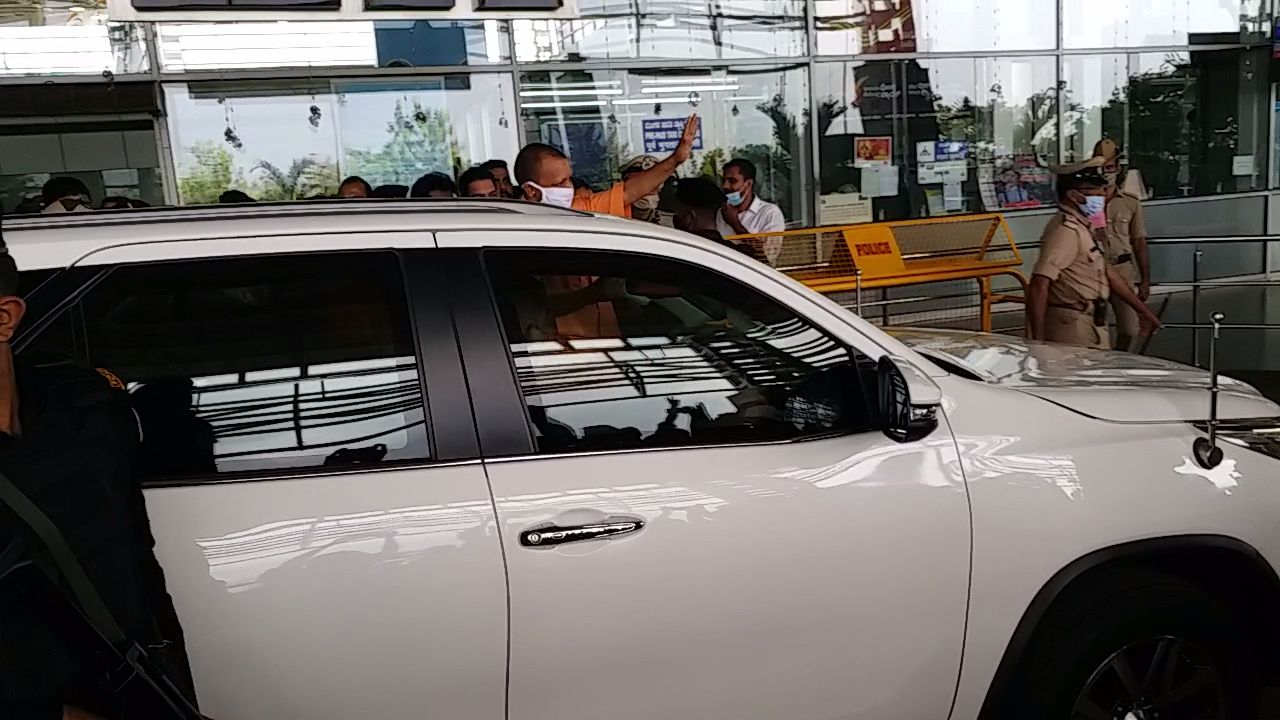 BJP President Kateel and others welcomed UP CM Yogi adityanath in Mangalore