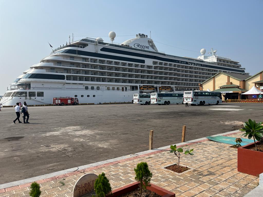 second luxury cruise  second luxury cruise arrived at New Mangalore port  New Mangalore port news  luxury cruise arrived in Mangaluru  ನವ ಮಂಗಳೂರು ಬಂದರಿಗೆ ಬಂತು ಎರಡನೇ ಐಷಾರಾಮಿ ಹಡಗು  ವಾರದ ಅಂತರದಲ್ಲಿ ಎರಡು ಐಷಾರಾಮಿ ಹಡಗು  ಪ್ರಯಾಣಿಕರಿಗೆ ಭವ್ಯ ಸ್ವಾಗತ  ಮಂಗಳೂರು ಬಂದರಿಗೆ ಮತ್ತೊಂದು ಐಷಾರಾಮಿ ಹಡಗು  ಸೆವೆನ್ ಸೀಸ್ ಎಕ್ಸ್​ಪ್ಲೋರರ್ ಎಂಬ ಈ ಐಷಾರಾಮಿ ಹಡಗು  ಐಷಾರಾಮಿ ಹಡಗು ಮಾರ್ಷಲ್ ಐಲ್ಯಾಂಡ್​ನಿಂದ ಆಗಮಿಸಿದೆ