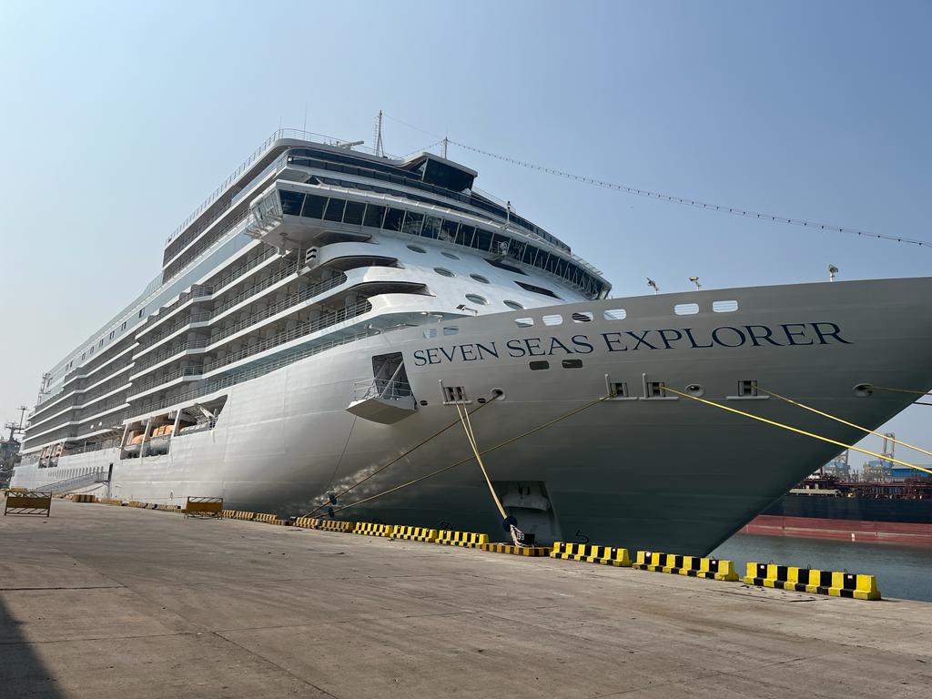 second luxury cruise  second luxury cruise arrived at New Mangalore port  New Mangalore port news  luxury cruise arrived in Mangaluru  ನವ ಮಂಗಳೂರು ಬಂದರಿಗೆ ಬಂತು ಎರಡನೇ ಐಷಾರಾಮಿ ಹಡಗು  ವಾರದ ಅಂತರದಲ್ಲಿ ಎರಡು ಐಷಾರಾಮಿ ಹಡಗು  ಪ್ರಯಾಣಿಕರಿಗೆ ಭವ್ಯ ಸ್ವಾಗತ  ಮಂಗಳೂರು ಬಂದರಿಗೆ ಮತ್ತೊಂದು ಐಷಾರಾಮಿ ಹಡಗು  ಸೆವೆನ್ ಸೀಸ್ ಎಕ್ಸ್​ಪ್ಲೋರರ್ ಎಂಬ ಈ ಐಷಾರಾಮಿ ಹಡಗು  ಐಷಾರಾಮಿ ಹಡಗು ಮಾರ್ಷಲ್ ಐಲ್ಯಾಂಡ್​ನಿಂದ ಆಗಮಿಸಿದೆ