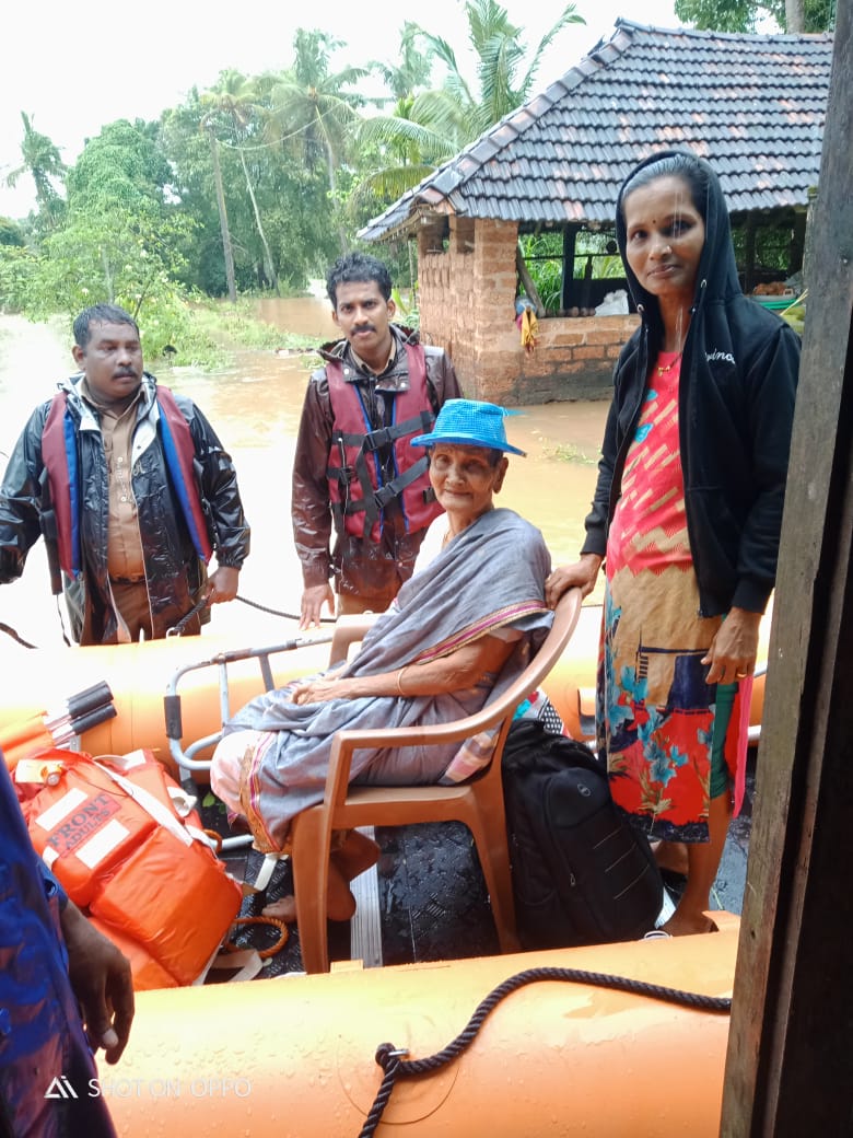 dakshin kannda dc visits to flooded areas